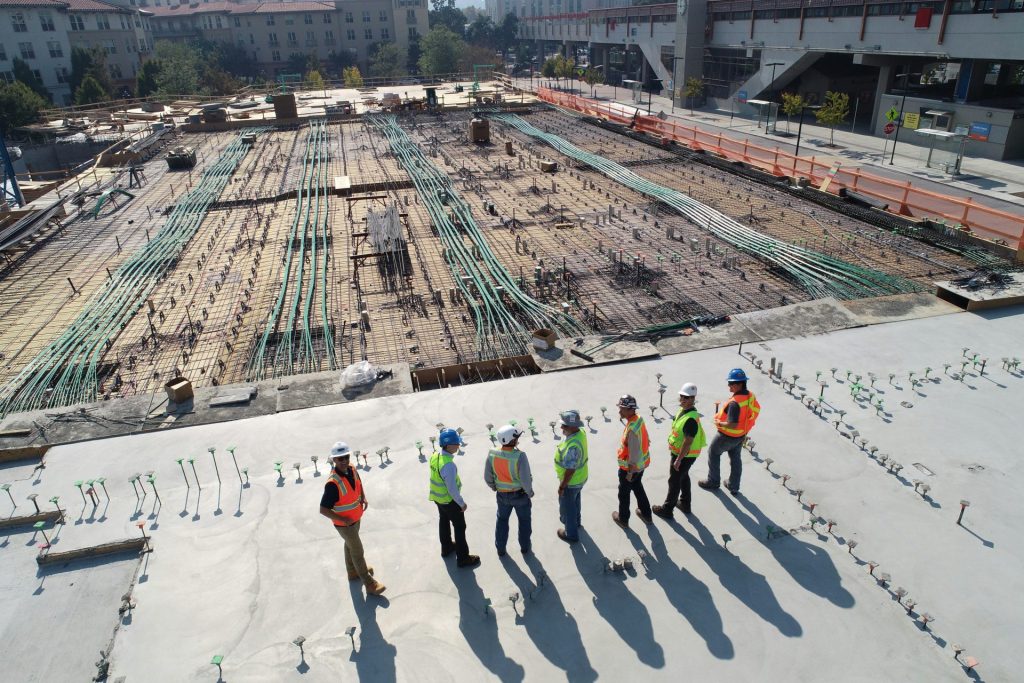 seven construction workers standing on white fieldAnalyse indépendante de projet et de devis